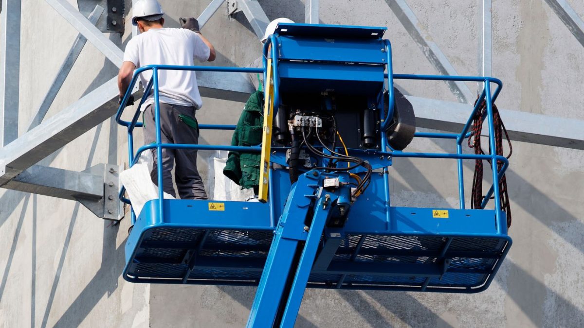 Locadora deve indenizar engenheiro que ficou paraplégico após queda de plataforma
