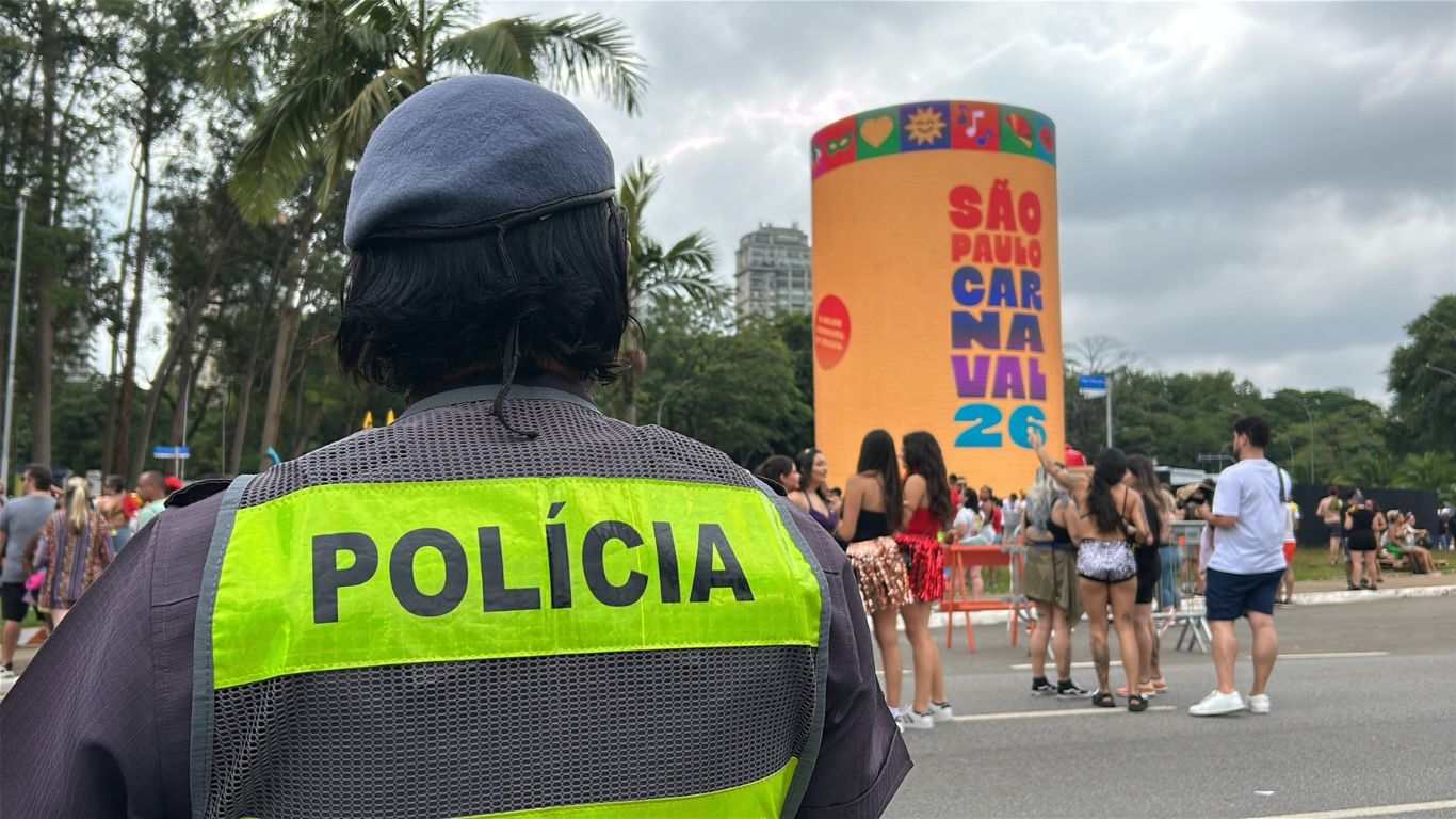Policiais fantasiados prendem 42 suspeitos em operação no Carnaval de SP