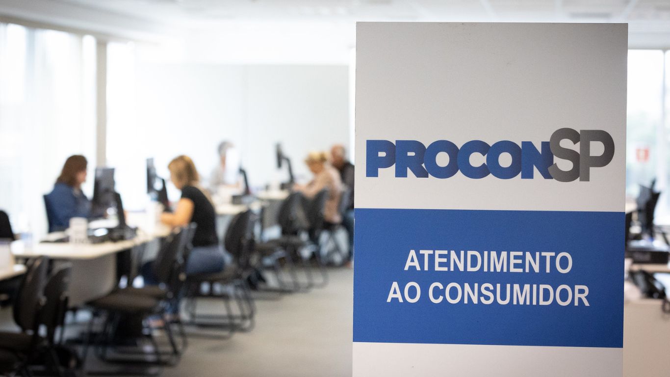 Procon-SP faz orientação a consumidores sobre novas regras para recuperação de dinheiro no Pix