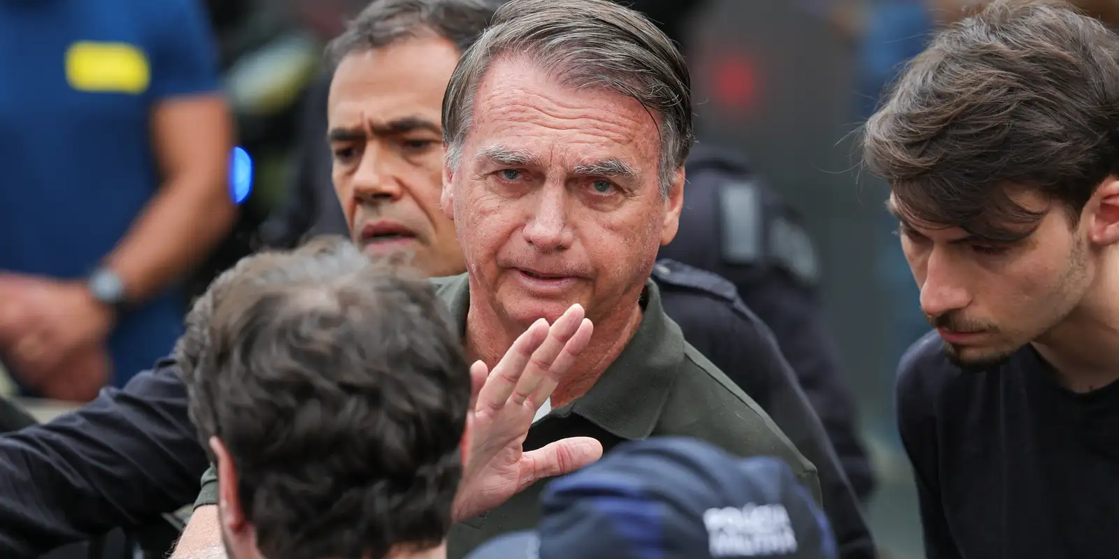 Jair Bolsonaro recebe alta e cumprirá prisão domiciliar com tornozeleira