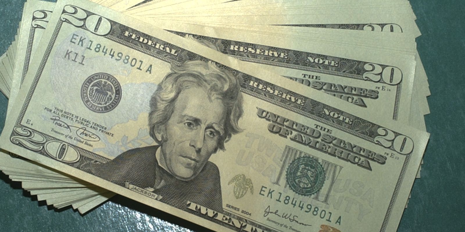Dólar recua para R$ 5,24 e Bolsa sobe na semana, apesar de escalada de tensão no Irã