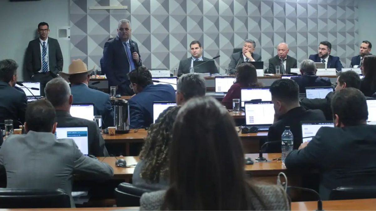 CPI do INSS aprova convocação de cunhado e ex-namorada de Vorcaro