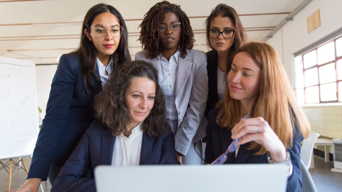 Dia da Mulher: a equidade salarial saiu do discurso e entrou no compliance