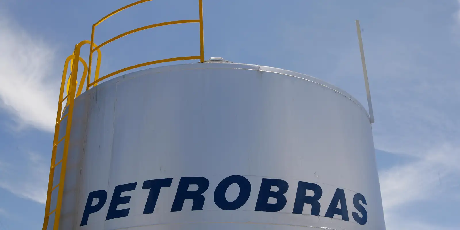 Distribuidoras pedem que Petrobras assuma importação de diesel para conter crise