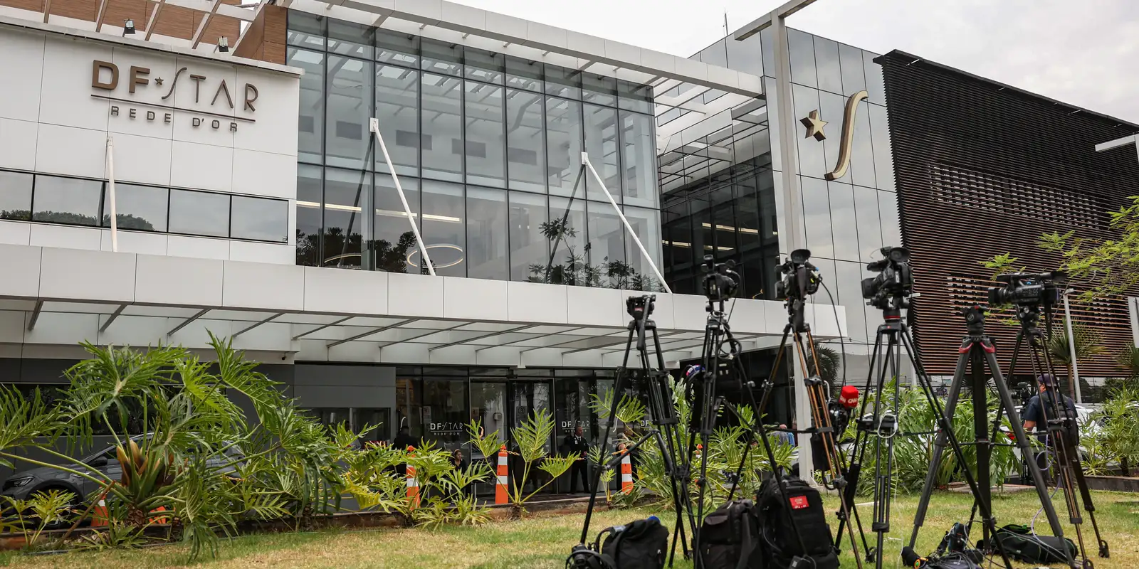 Entidades denunciam ataques a jornalistas em frente a hospital de Bolsonaro