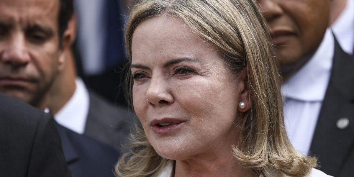 Gleisi deixa ministério para o Senado e Olavo Noleto assume articulação