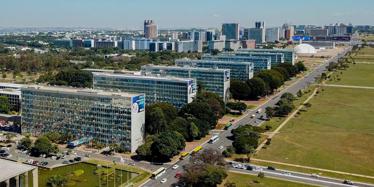 Governo Federal reestrutura carreira de 200 mil servidores e cria 24 mil cargos na Educação