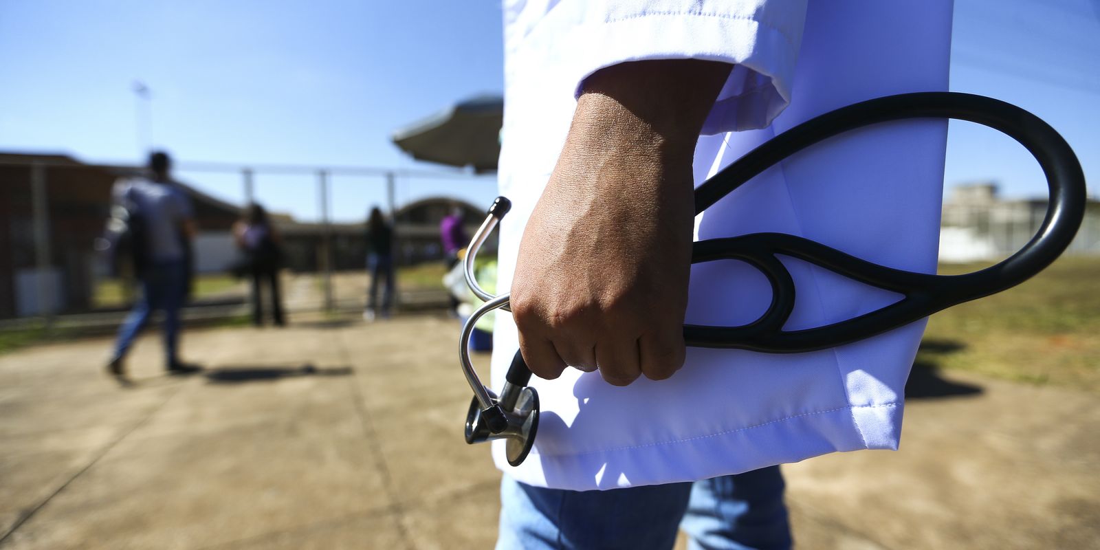 MEC pune 50 cursos de medicina após desempenho ruim no Enamed 2025