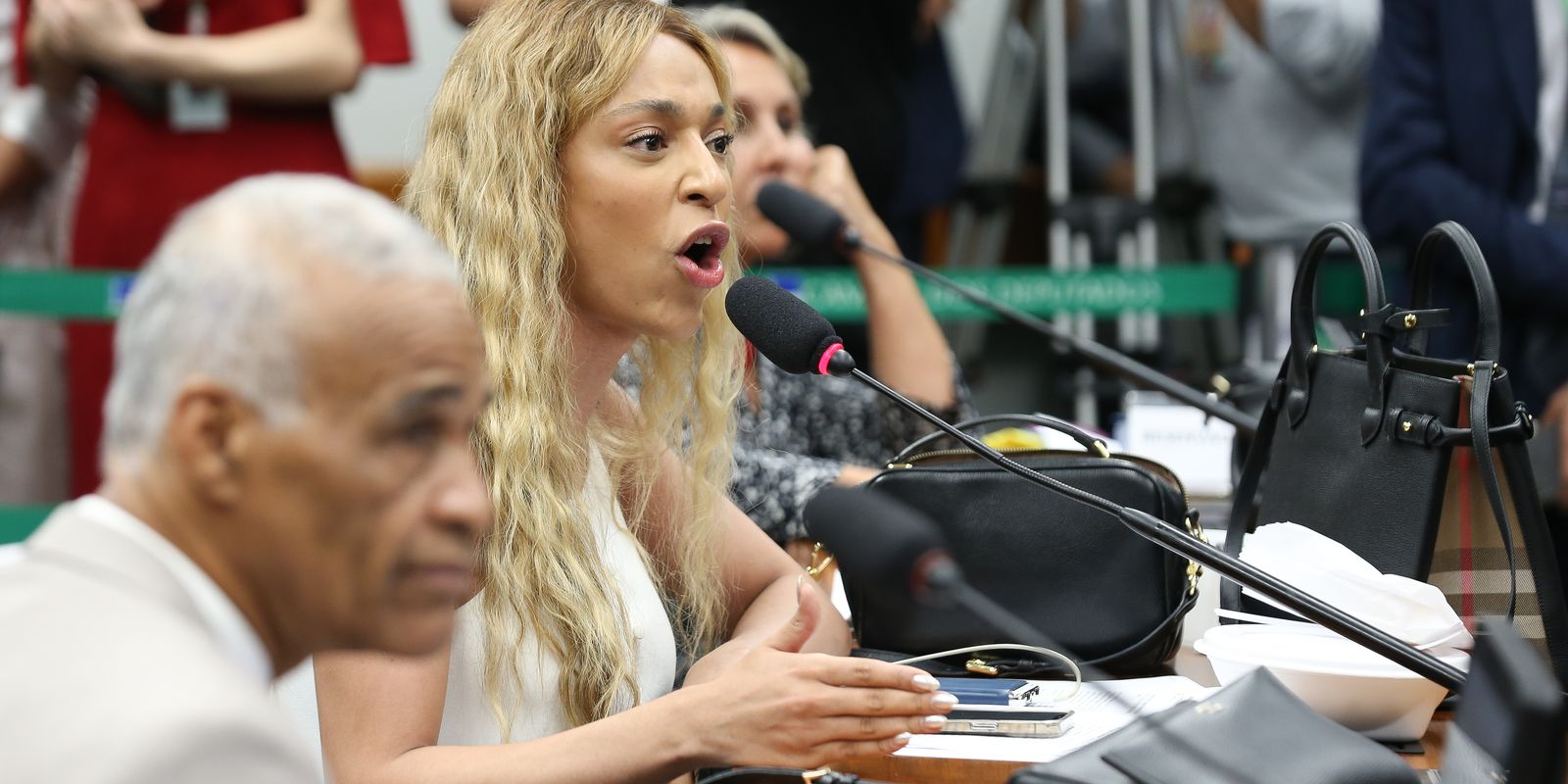 MPF processa Ratinho e SBT em R$ 10 milhões por fala contra Erika Hilton