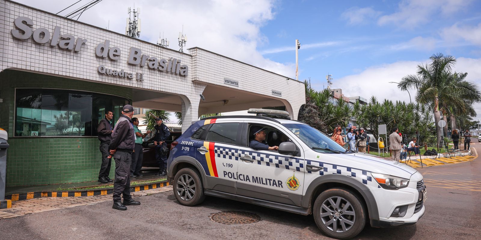 Moraes veta “livre acesso” de filhos a Bolsonaro e mantém restrições de visita