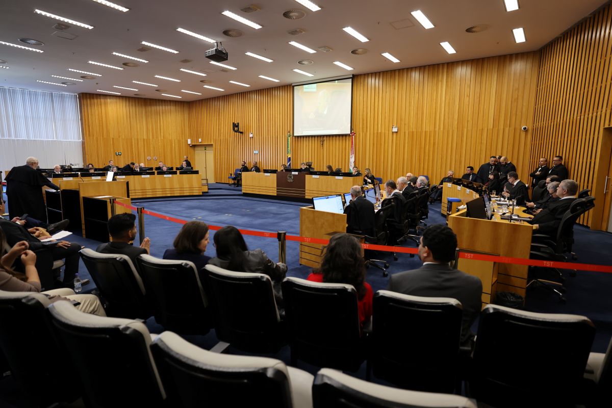 TST valida jornada 2x2x4 em indústria de alumínio