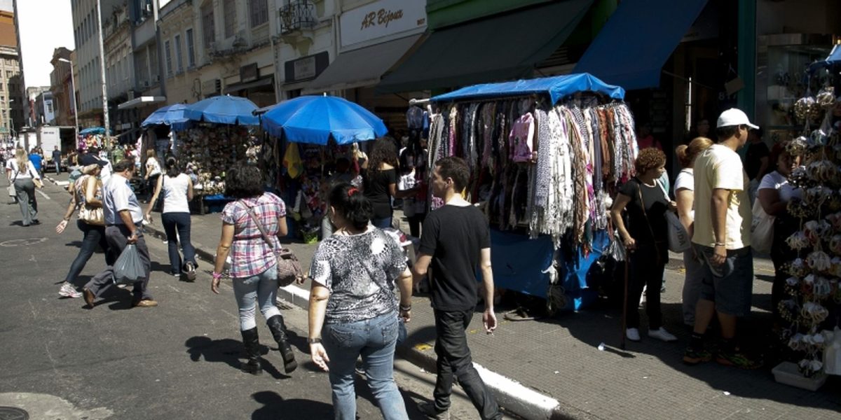 Informalidade no Brasil recua para 37,5% e atinge menor nível em seis anos