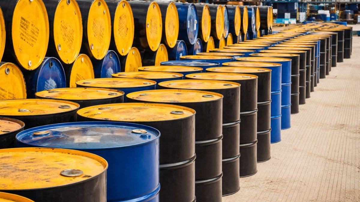 Petróleo ultrapassa US$ 100 com novo líder no Irã e bombardeios em Teerã