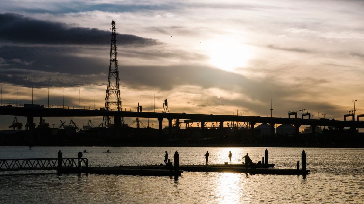 Petróleo dispara com ataques no Oriente Médio e tensão sobre oferta
