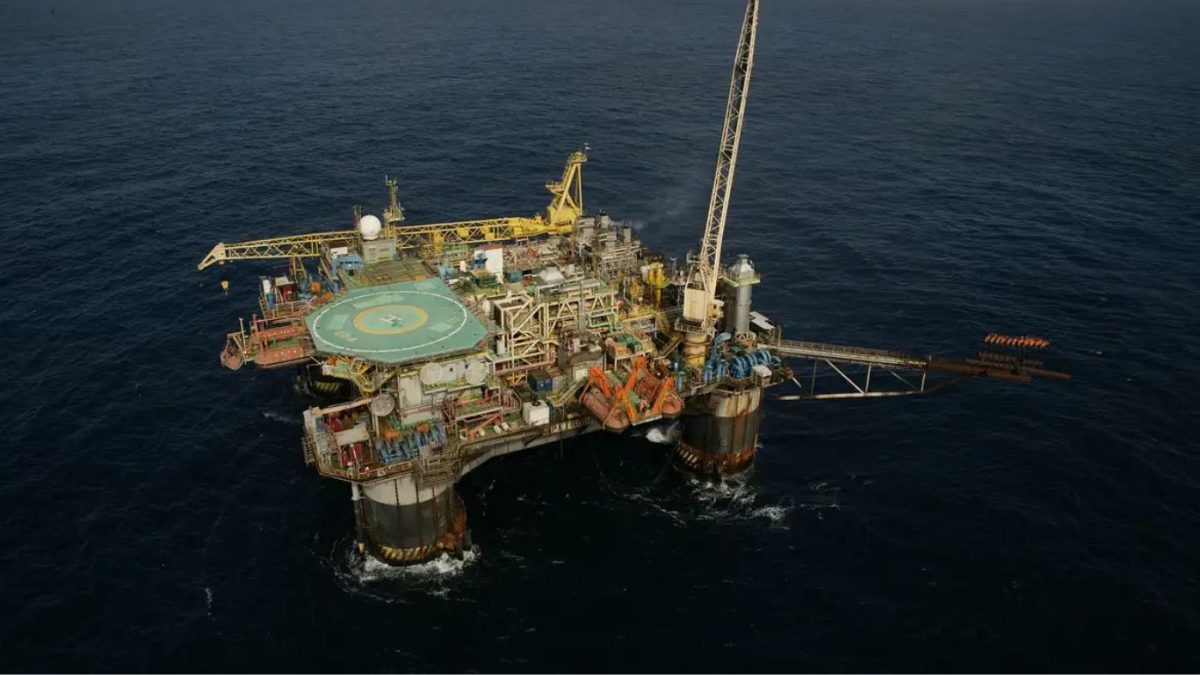 Barril do petróleo dispara no mercado global após morte de Khamenei no Irã