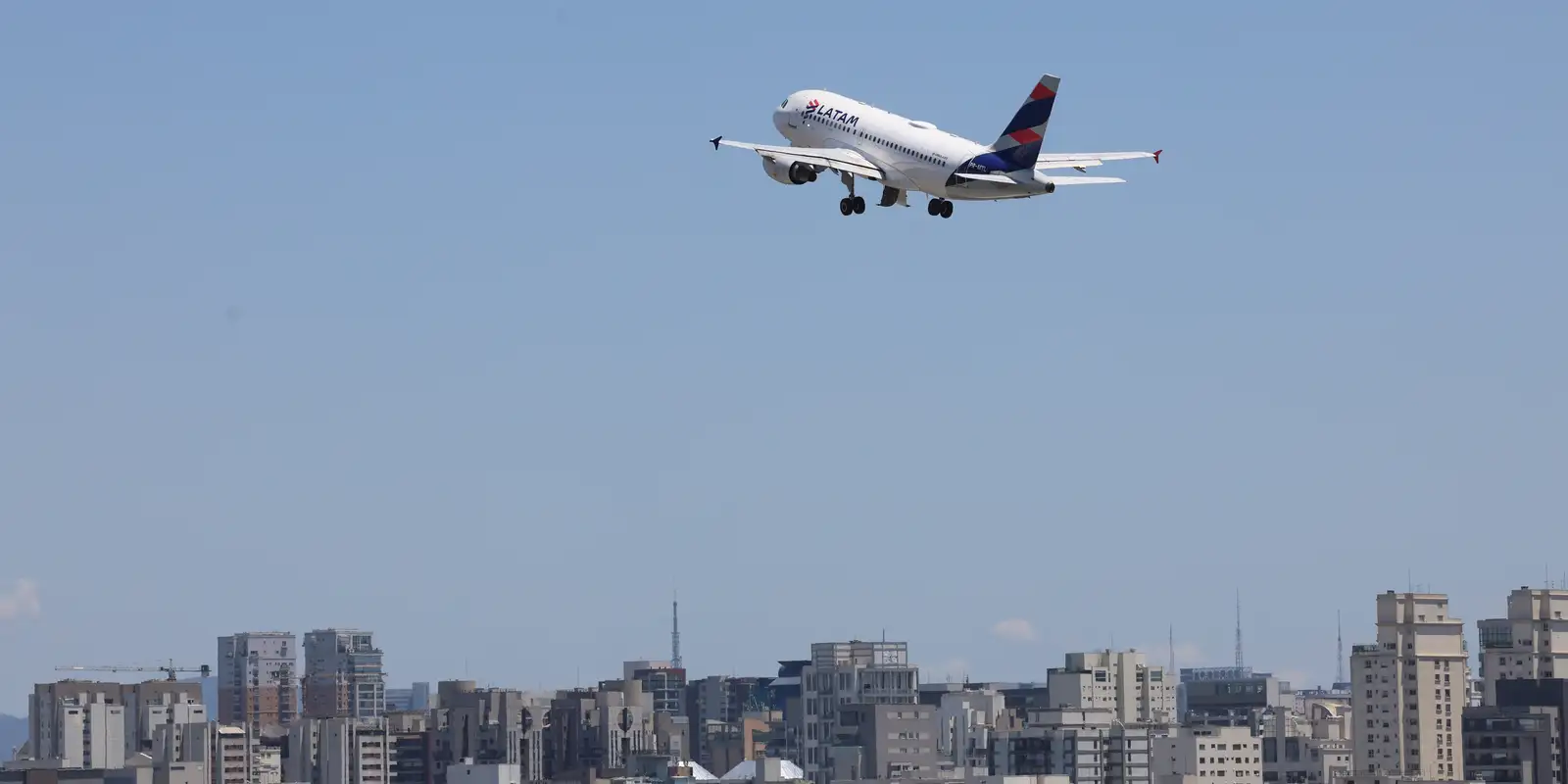 Cade investiga Gol e Latam por suposto alinhamento de preços em voos domésticos