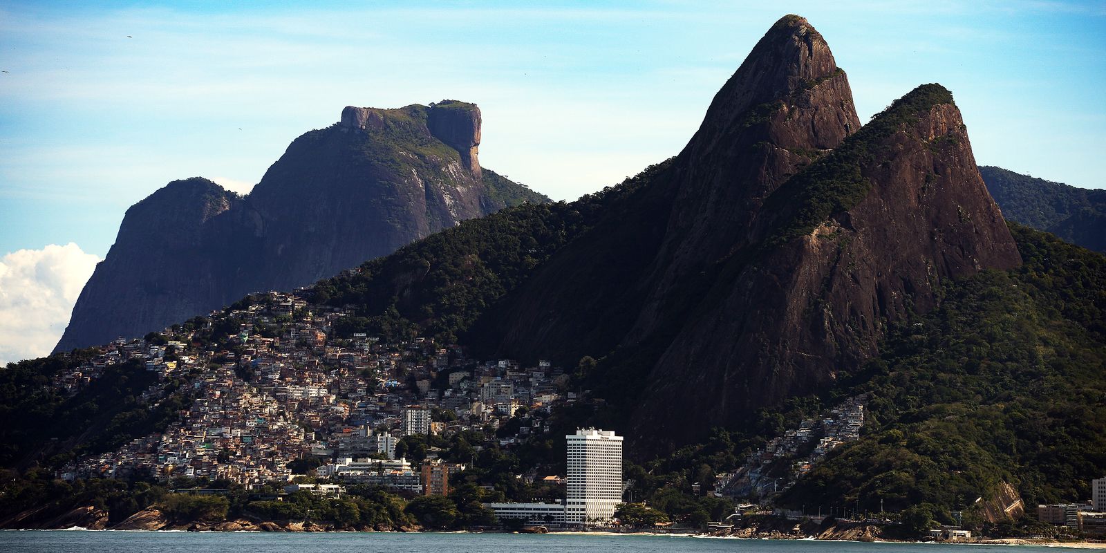Turistas e moradores ficam retidos no Morro Dois Irmãos durante tiroteio no Vidigal