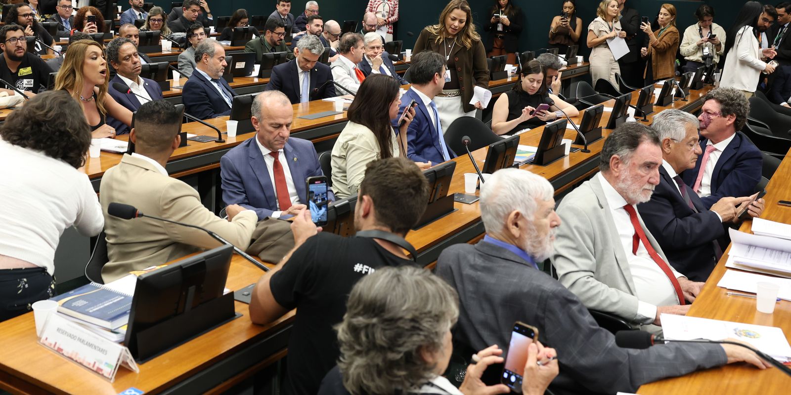 Escala 6×1: CCJ trava votação e abre disputa jurídica no Congresso