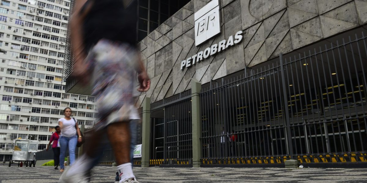 Petrobras sobe preço do combustível de aviação em 55% após guerra no Irã