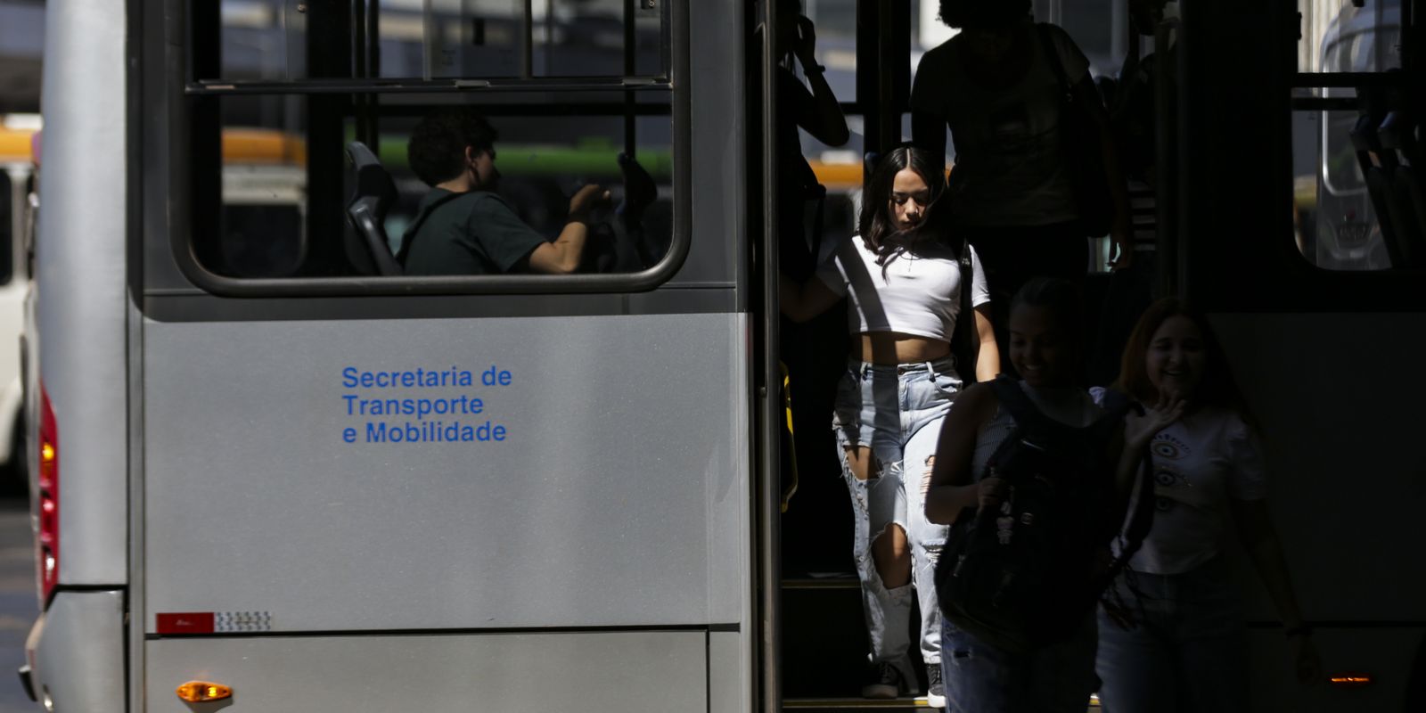 Rio de Janeiro cria política contra abuso de mulheres no transporte coletivo