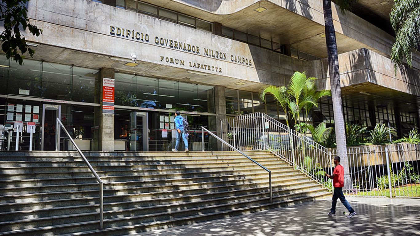 Justiça condena homem a 12 anos por atear fogo em rival