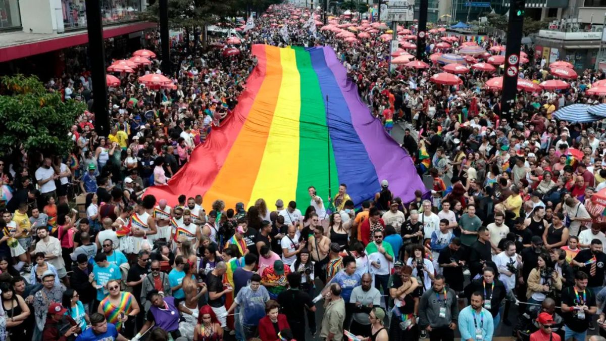 Parada LGBT+ de SP leva debate sobre voto para a Avenida Paulista