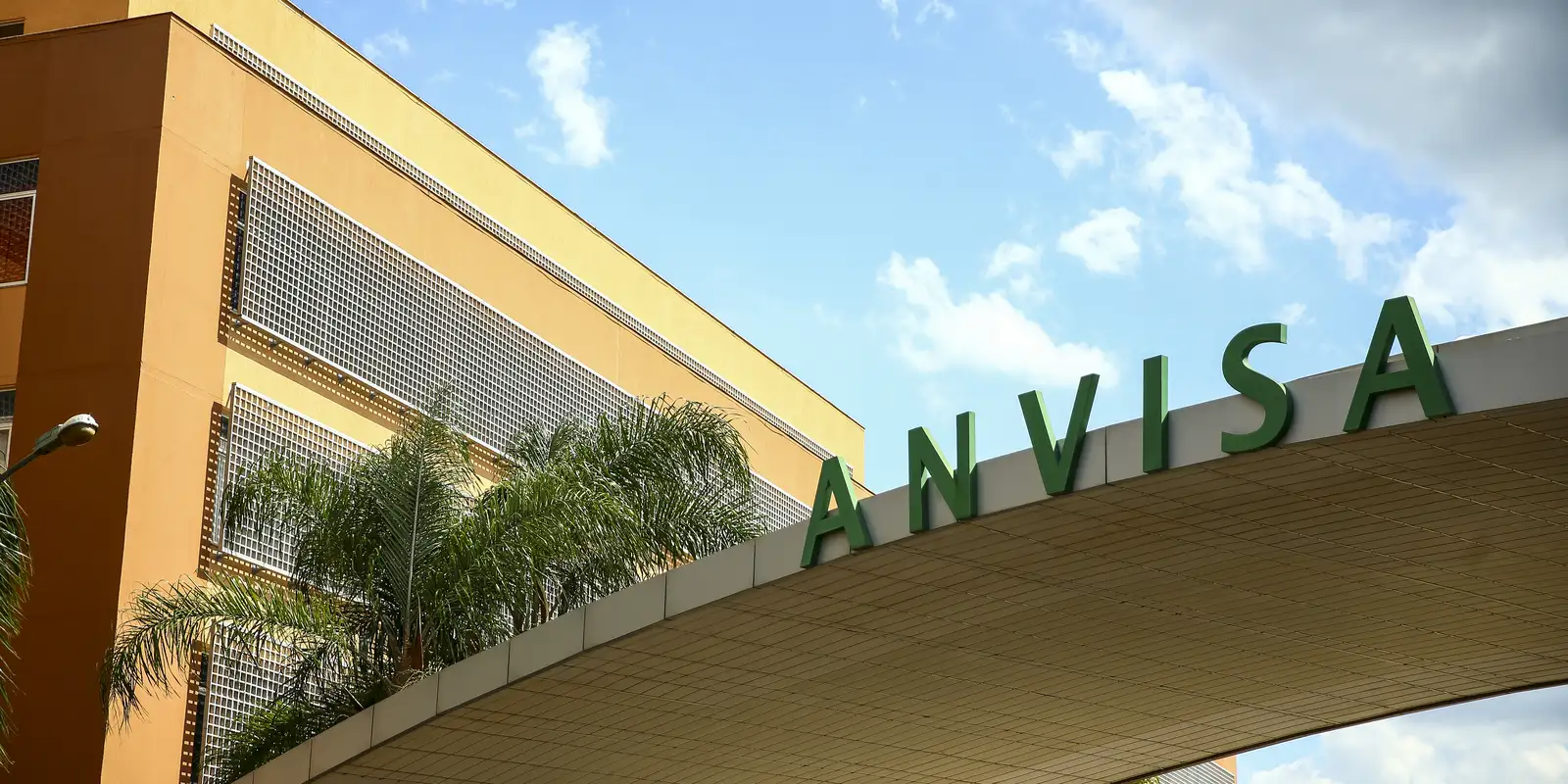 Anvisa suspende lotes de remédios da Cimed e Hypofarma e bane fitoterápicos