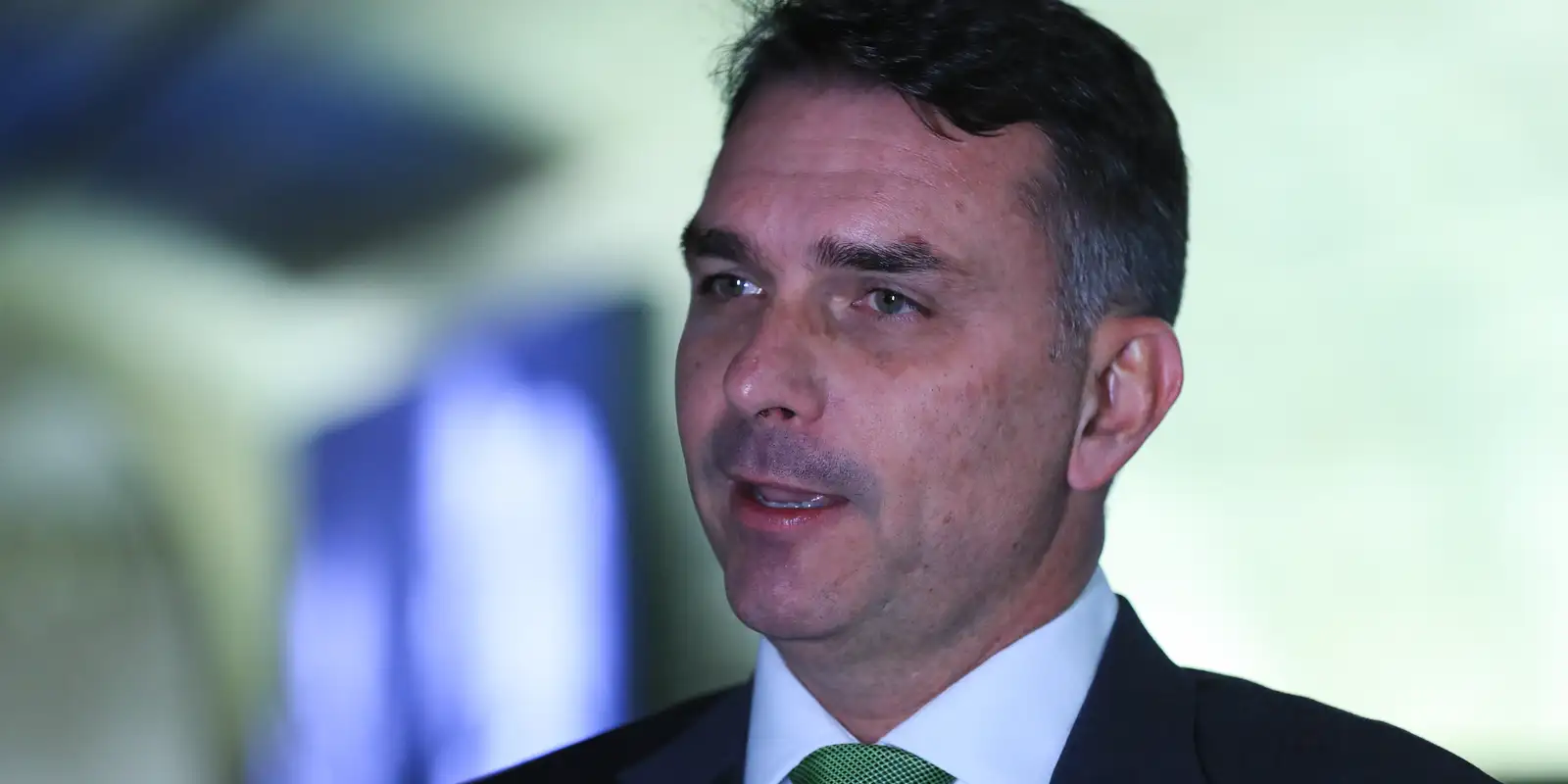 Flávio Bolsonaro admite reunião com dono do Banco Master após prisão do banqueiro