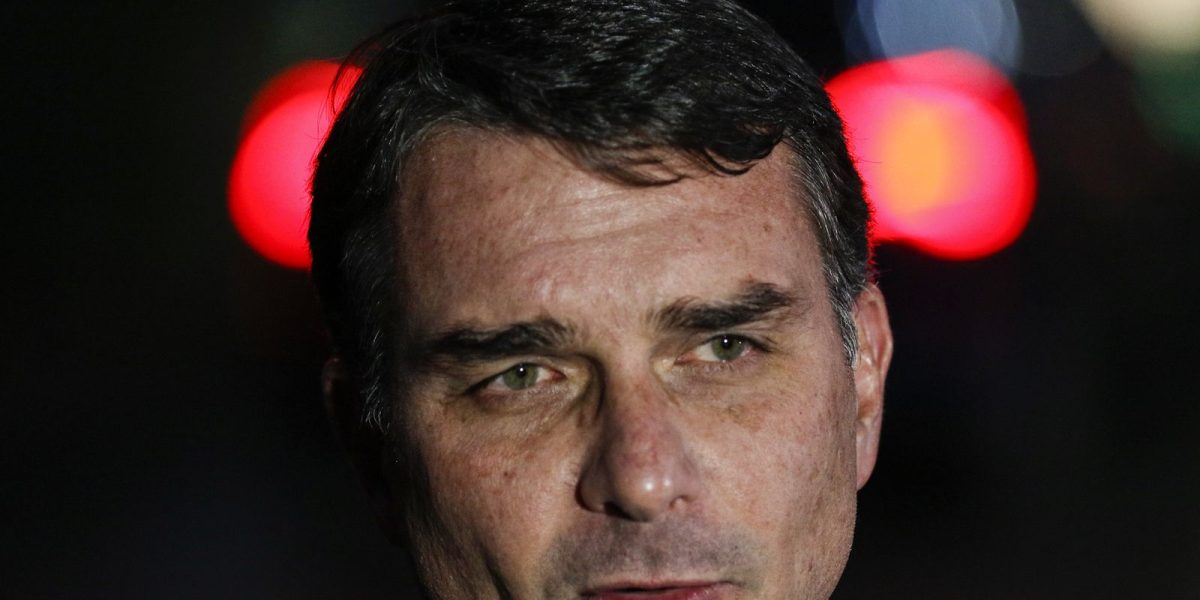 Flávio Bolsonaro admite cobrança a Vorcaro, dono do Banco Master, por filme sobre Jair Bolsonaro