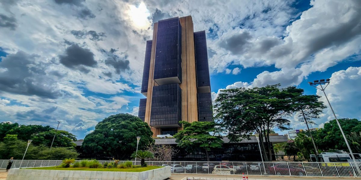 Juros de R$ 1 trilhão no Brasil pesam mais na dívida pública do que nos gastos