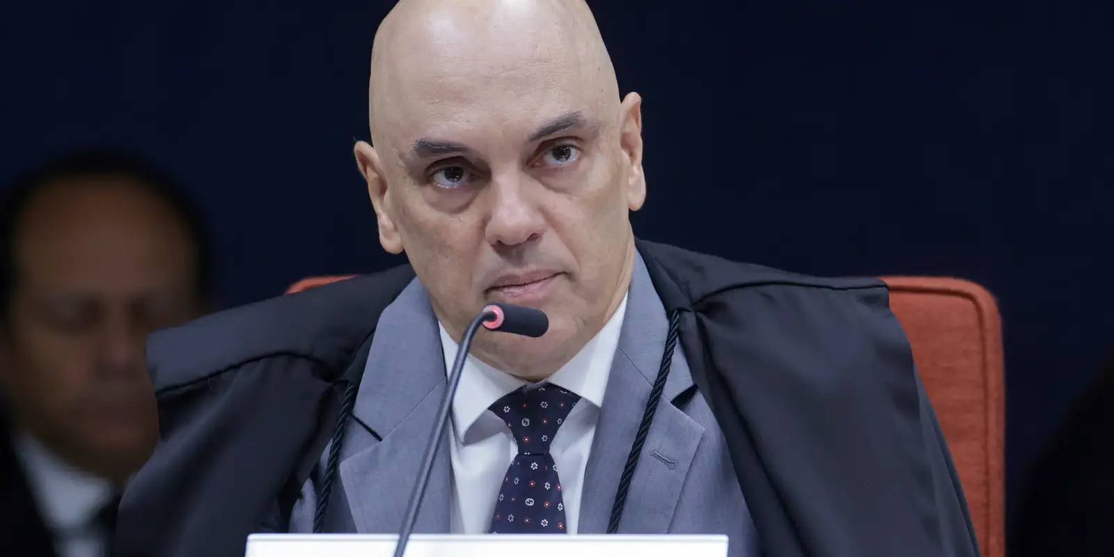 Moraes manda PGR se manifestar sobre incluir Jair e Flávio Bolsonaro em inquérito