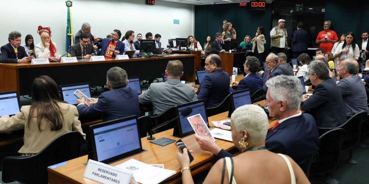 Comissão da Câmara aprova texto-base da PEC do 6×1