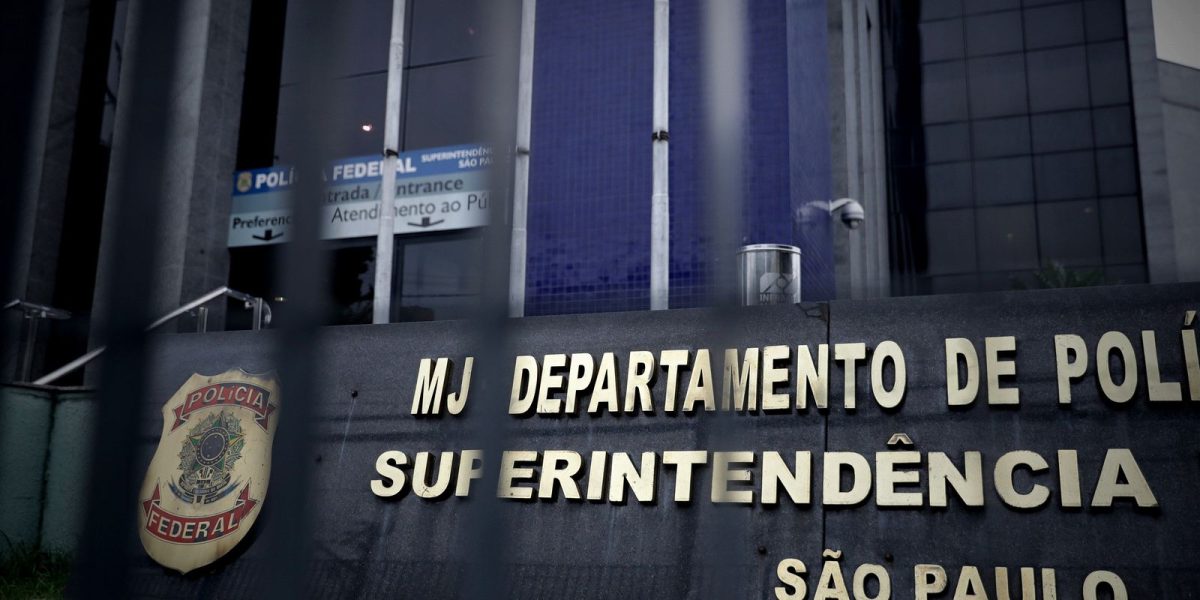 PF mira núcleo paralelo do caso Master dentro da própria corporação e prende pai de Vorcaro