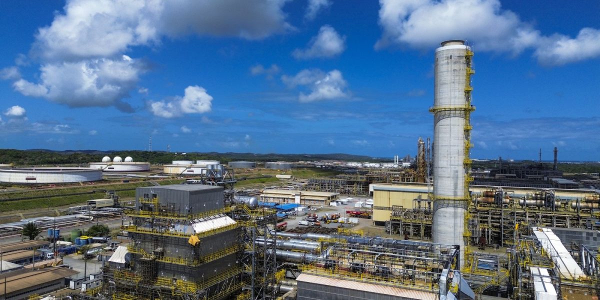 Refinarias da Petrobras superam 100% da capacidade sob impacto de guerra no Irã