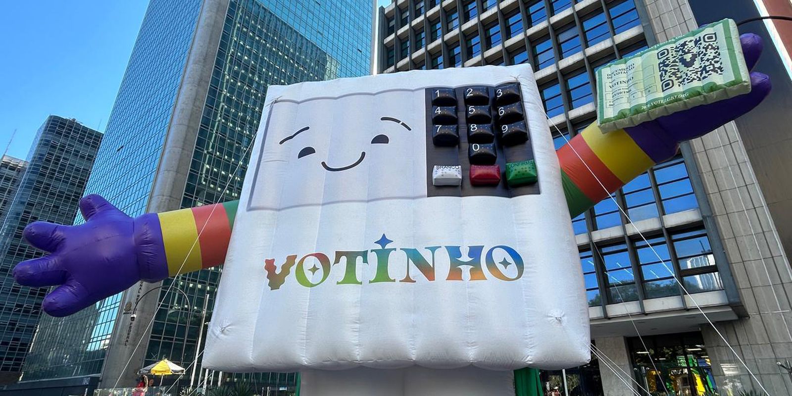 Parada LGBT de SP completa 30 anos, debate voto nas eleições e enfrenta pressão política