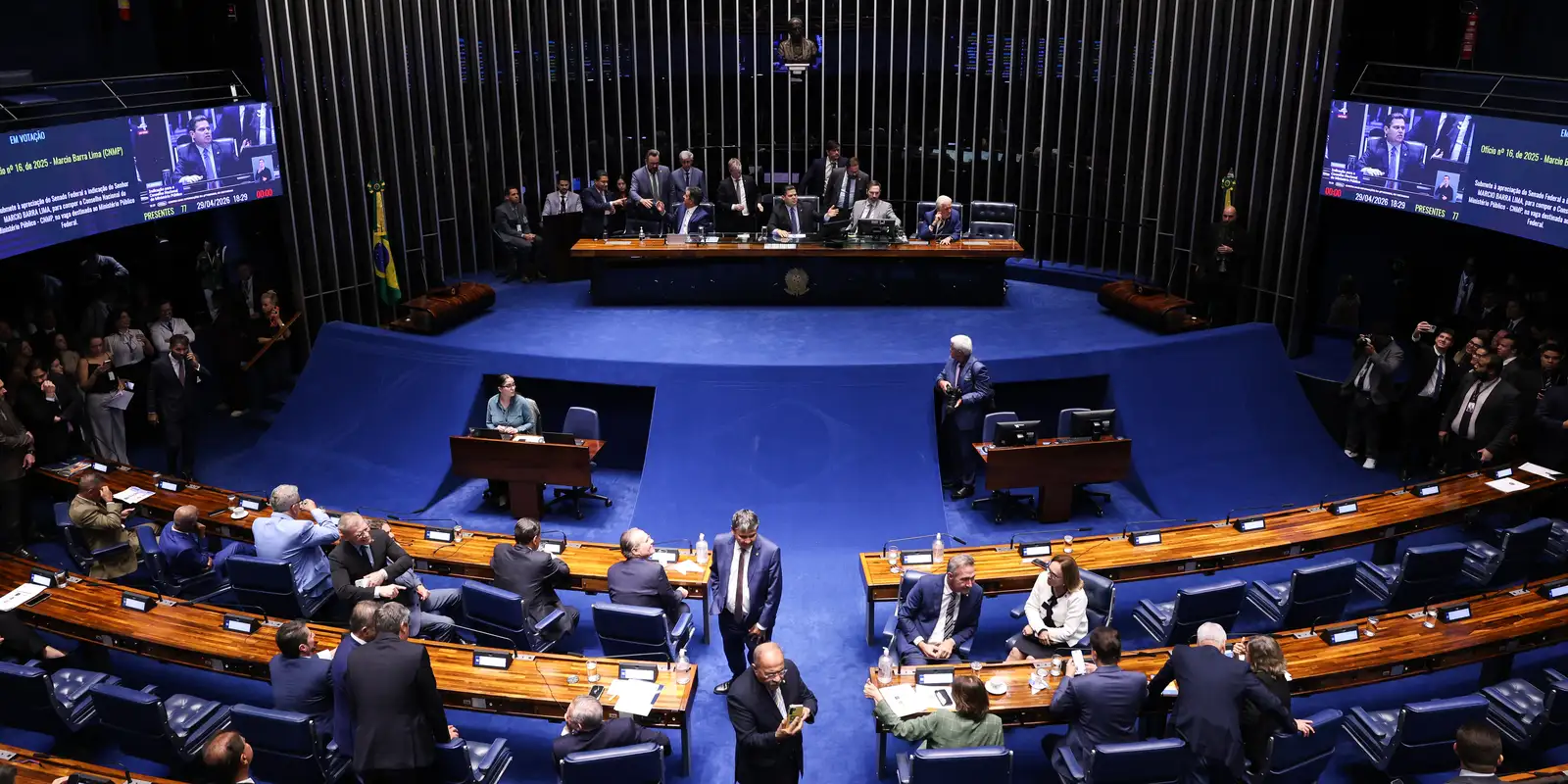 Alcolumbre segura PEC do fim da escala 6×1 e adia debate no Senado