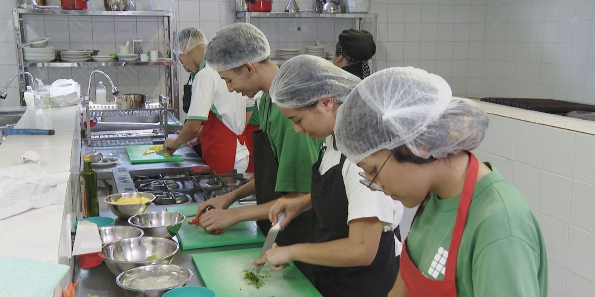 Desemprego cai para 5,6% e atinge menor nível para maio desde 2012