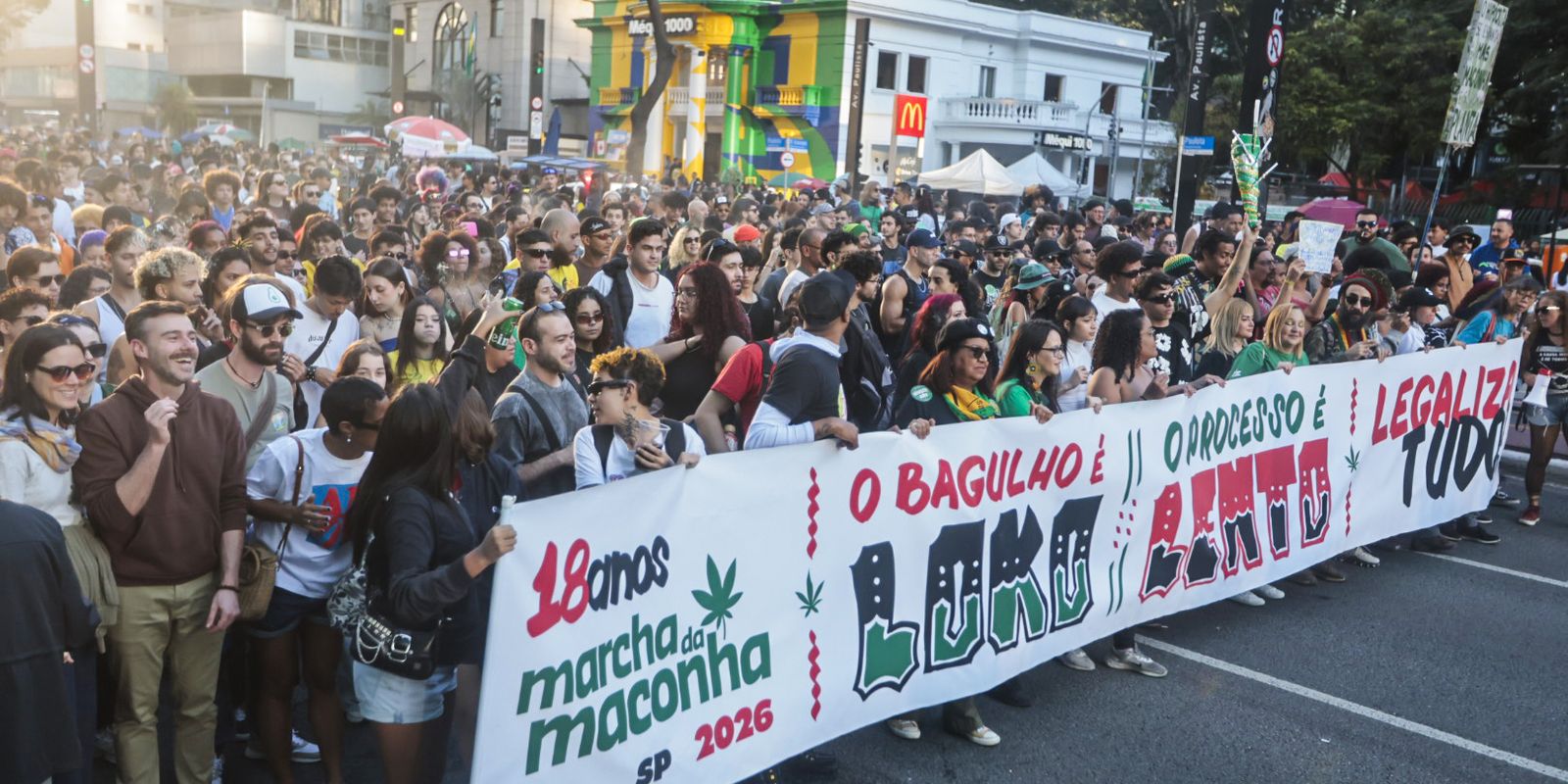 Marcha da Maconha leva multidão à Paulista e cobra legalização