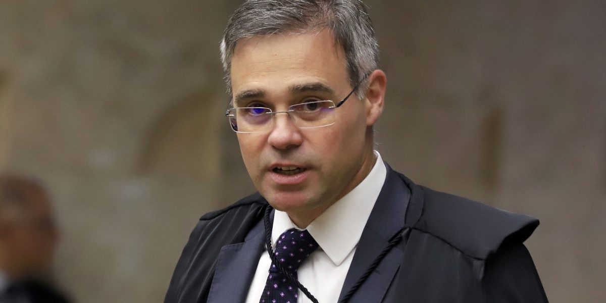 André Mendonça relatará pedido sobre recursos de Vorcaro para filme de Bolsonaro
