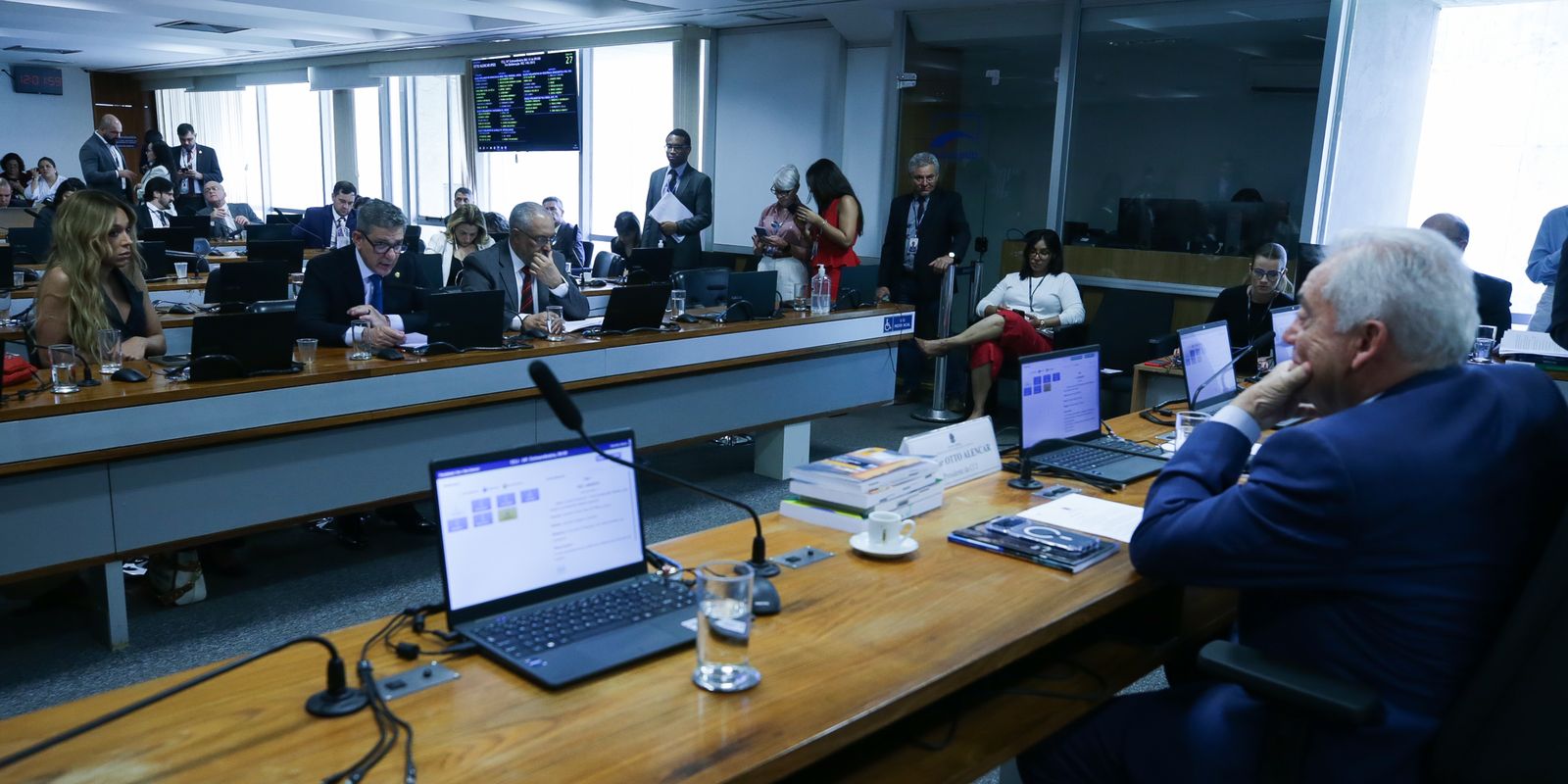 PEC do fim da escala 6×1 entra em discussão e Senado define tramitação
