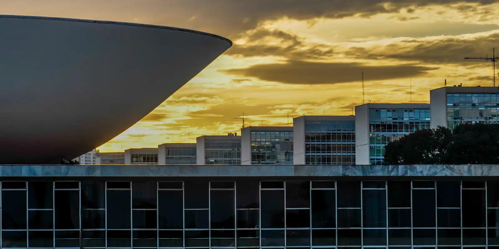 Congresso entra em recesso com escala 6×1, misoginia e MEI pendentes