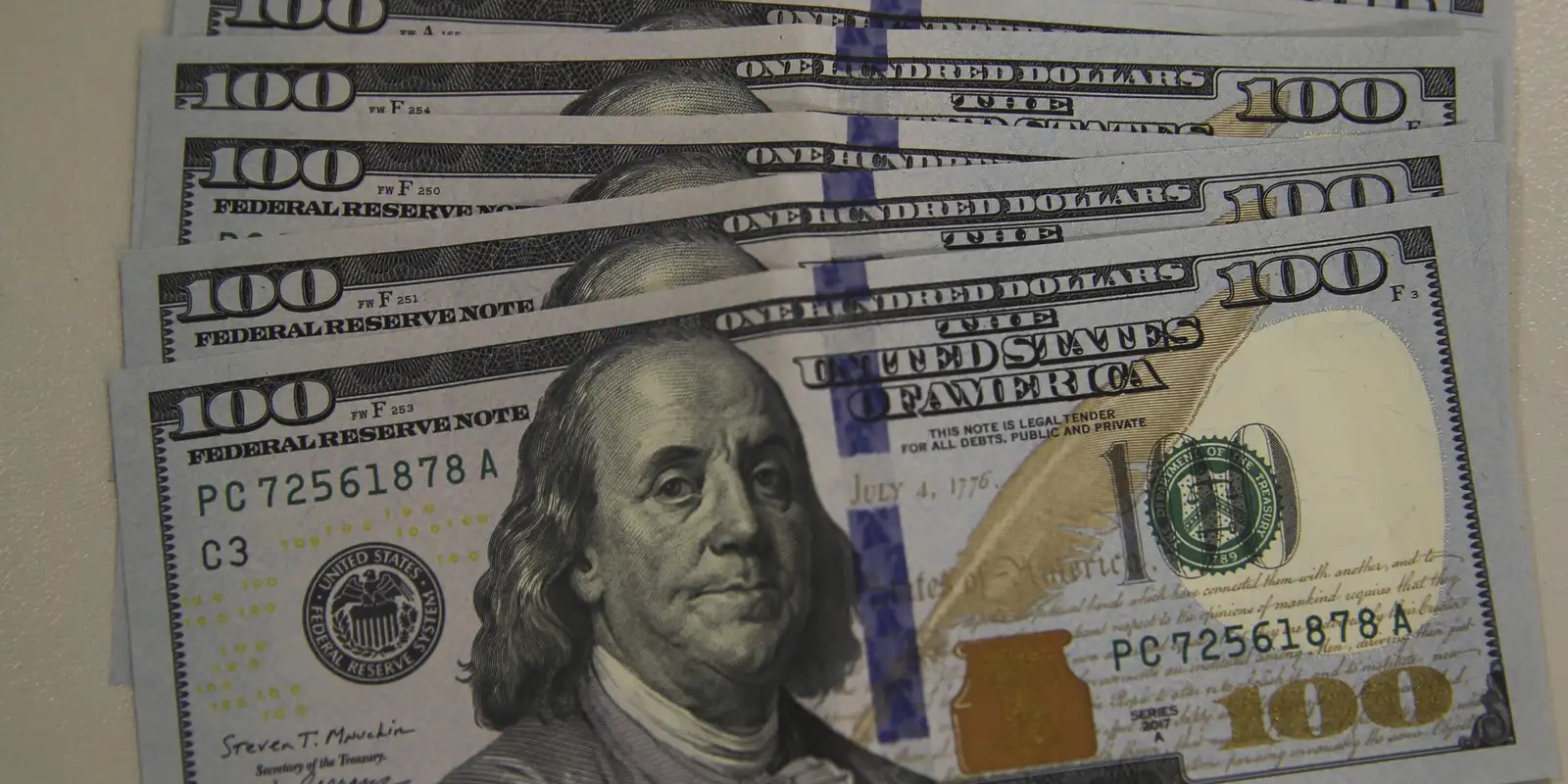 Dólar fecha a R$ 5,11, Ibovespa trava e petróleo sobe quase 5%