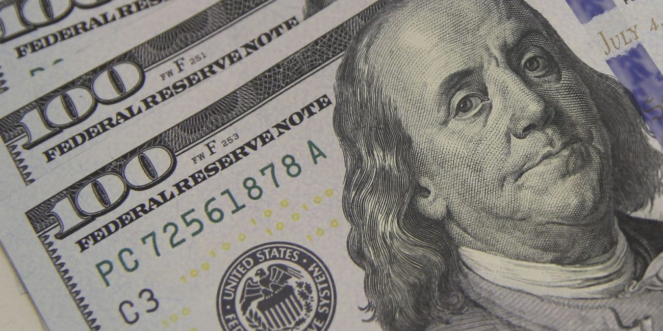 Dólar sobe para R$ 5,10 e Bolsa cai com tarifa dos EUA e crise externa
