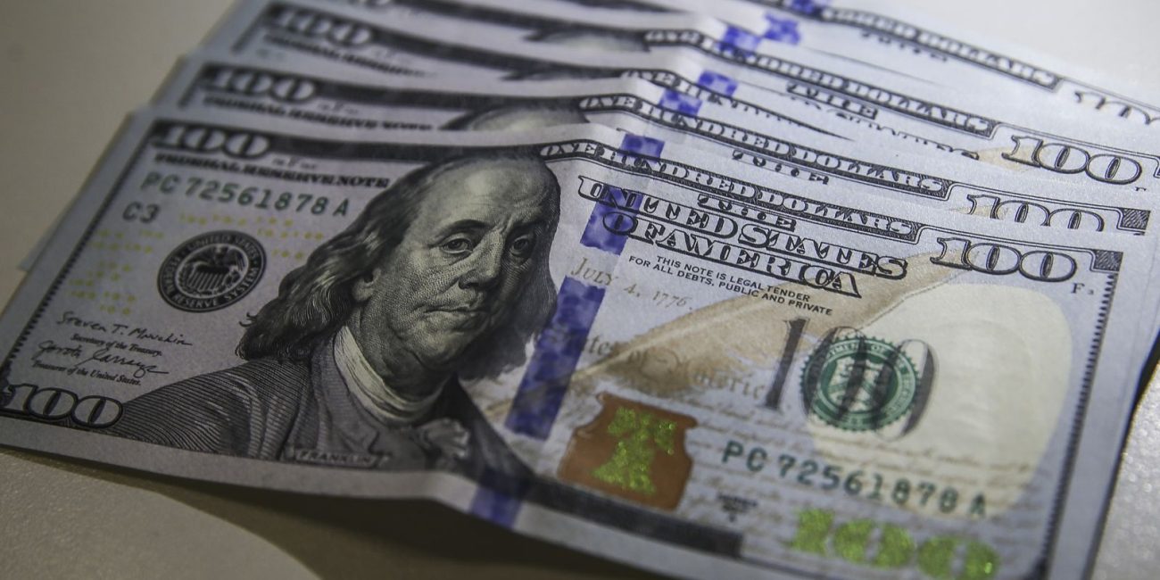 Dólar fecha estável a R$ 5,08 e recua 0,58% na semana