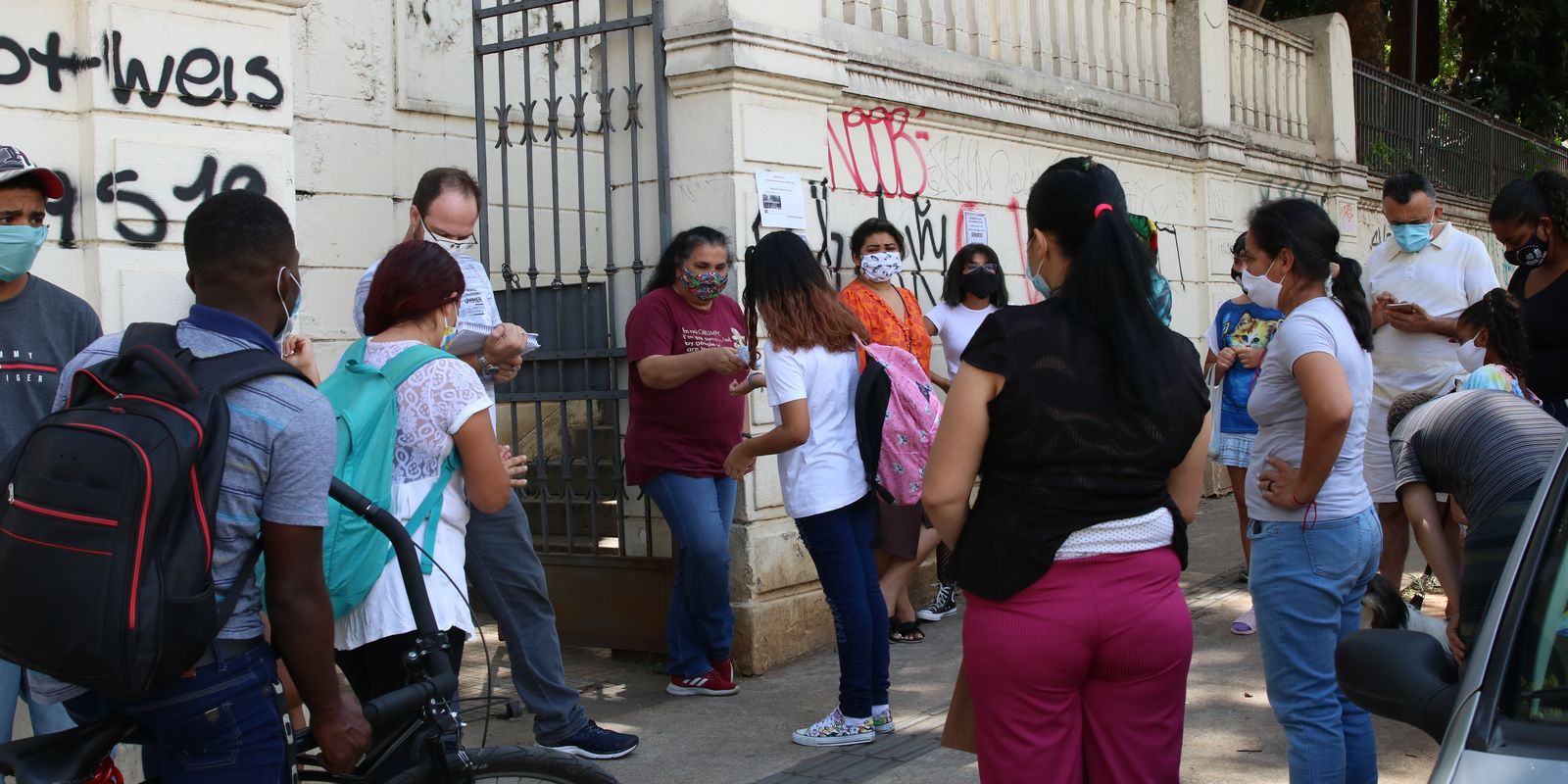 Qual deve ser o papel das escolas no combate à violência contra meninas?