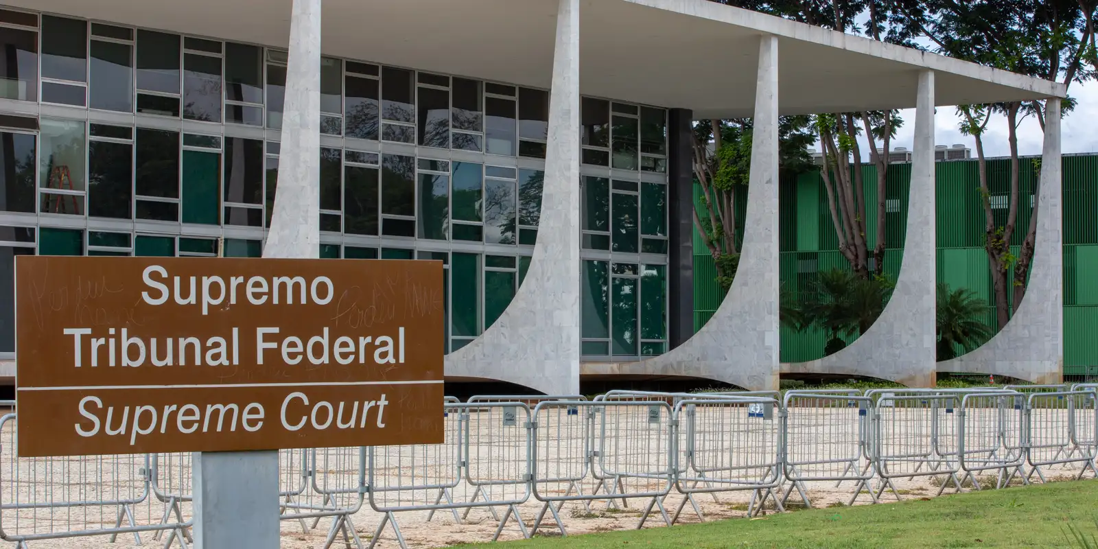 Moraes marca depoimento de Flávio Bolsonaro em investigação por calúnia