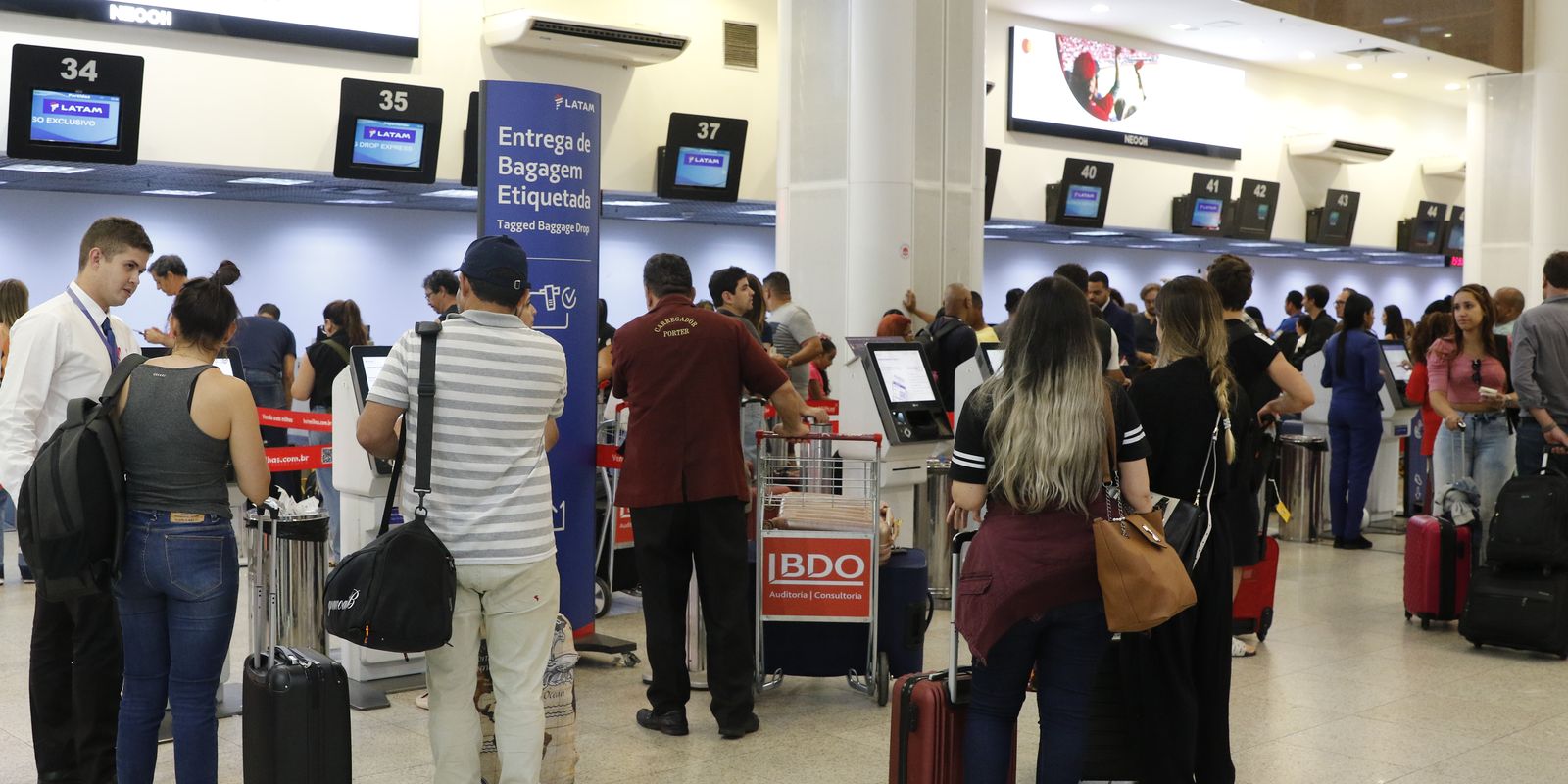 Setor de serviços recua 0,4% em maio pressionado por transportes