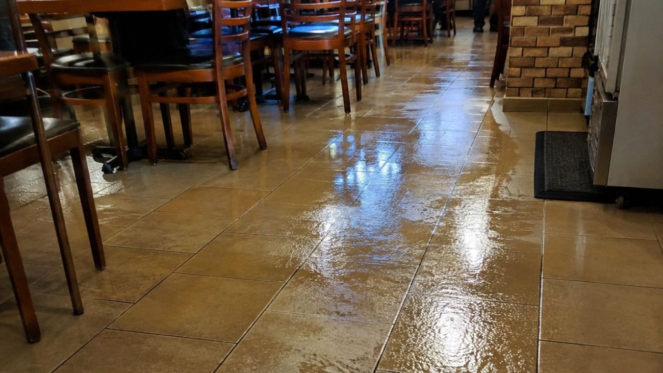 Restaurante é condenado após cliente cair em piso engordurado